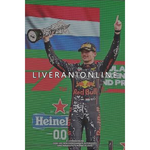 Race winner Max Verstappen (NLD) Red Bull Racing celebrates on the podium. 04.09.2022. Formula 1 World Championship, Rd 14, Dutch Grand Prix, Zandvoort, Netherlands, Race Day. - www.xpbimages.com, EMail: requests@xpbimages.com © Copyright: Moy / XPB Images/AGENZIA ALDO LIVERANI SAS - ITALY ONLY EDITORIAL USE ONLY