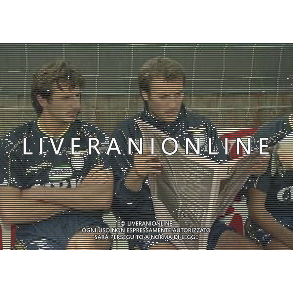 1997 VIGO DI FASSA ALLENAMENTO E RITIRO PER CAMPIONATO LAZIO CALCIO NELLA FOTO PIERLUIGI CASIRAGHI CON ROBERTO RAMBAUDI LEGGONO LA GAZZETTA DELLO SPORT AG ALDO LIVERANI SAS