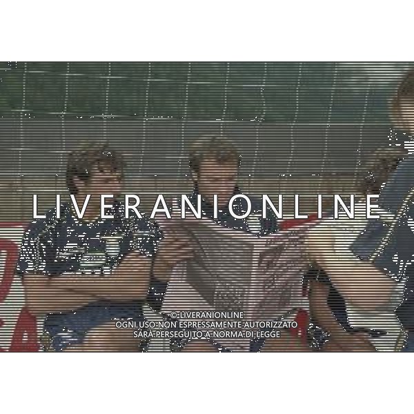 1997 VIGO DI FASSA ALLENAMENTO E RITIRO PER CAMPIONATO LAZIO CALCIO NELLA FOTO PIERLUIGI CASIRAGHI CON ROBERTO RAMBAUDI LEGGONO LA GAZZETTA DELLO SPORT AG ALDO LIVERANI SAS