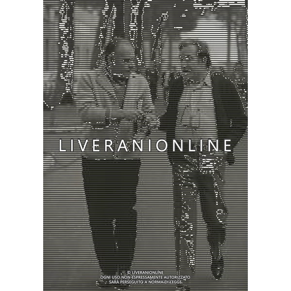 RETROSPETTIVA UGO TOGNAZZI ATTORE NELLA FOTO UGO TOGNAZZI CON VITTORIO CAPRIOLI SUL SET DEL FILM “SPLENDORI E MISERIE DI MADAME ROYALE“NELL\'ANNO 1970  AG ALDO LIVERANI SAS 