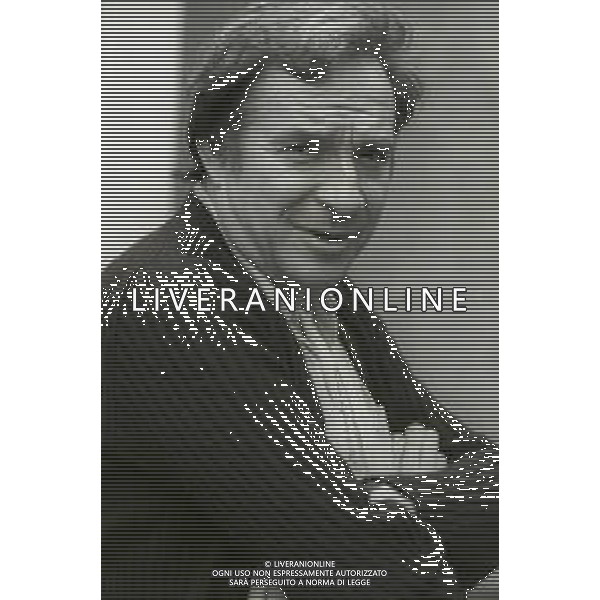 RETROSPETTIVA UGO TOGNAZZI ATTORE NELLA FOTO UGO TOGNAZZI SUL SET DEL FILM “SPLENDORI E MISERIE DI MADAME ROYALE“NELL\'ANNO 1970  AG ALDO LIVERANI SAS 