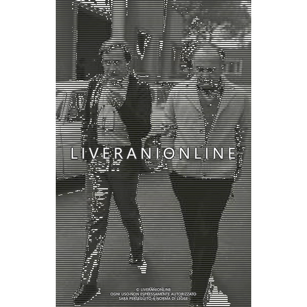 RETROSPETTIVA UGO TOGNAZZI ATTORE NELLA FOTO UGO TOGNAZZI CON VITTORIO CAPRIOLI SUL SET DEL FILM “SPLENDORI E MISERIE DI MADAME ROYALE“NELL\'ANNO 1970  AG ALDO LIVERANI SAS 
