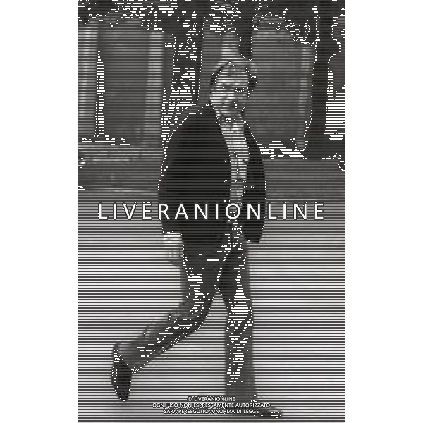 RETROSPETTIVA UGO TOGNAZZI ATTORE NELLA FOTO UGO TOGNAZZI SUL SET DEL FILM “SPLENDORI E MISERIE DI MADAME ROYALE“NELL\'ANNO 1970  AG ALDO LIVERANI SAS 