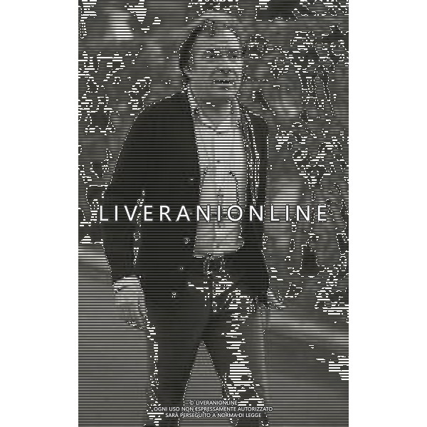 RETROSPETTIVA UGO TOGNAZZI ATTORE NELLA FOTO UGO TOGNAZZI SUL SET DEL FILM “SPLENDORI E MISERIE DI MADAME ROYALE“NELL\'ANNO 1970  AG ALDO LIVERANI SAS 
