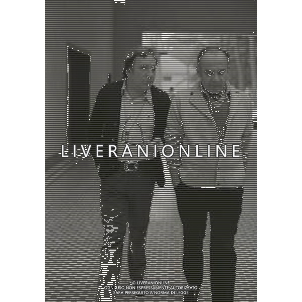 RETROSPETTIVA UGO TOGNAZZI ATTORE NELLA FOTO UGO TOGNAZZI CON VITTORIO CAPRIOLI SUL SET DEL FILM “SPLENDORI E MISERIE DI MADAME ROYALE“NELL\'ANNO 1970  AG ALDO LIVERANI SAS 
