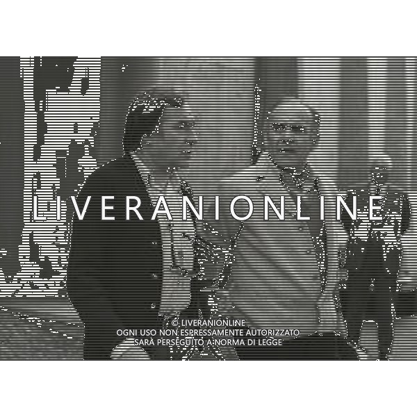 RETROSPETTIVA UGO TOGNAZZI ATTORE NELLA FOTO UGO TOGNAZZI CON VITTORIO CAPRIOLI SUL SET DEL FILM “SPLENDORI E MISERIE DI MADAME ROYALE“NELL\'ANNO 1970  AG ALDO LIVERANI SAS 