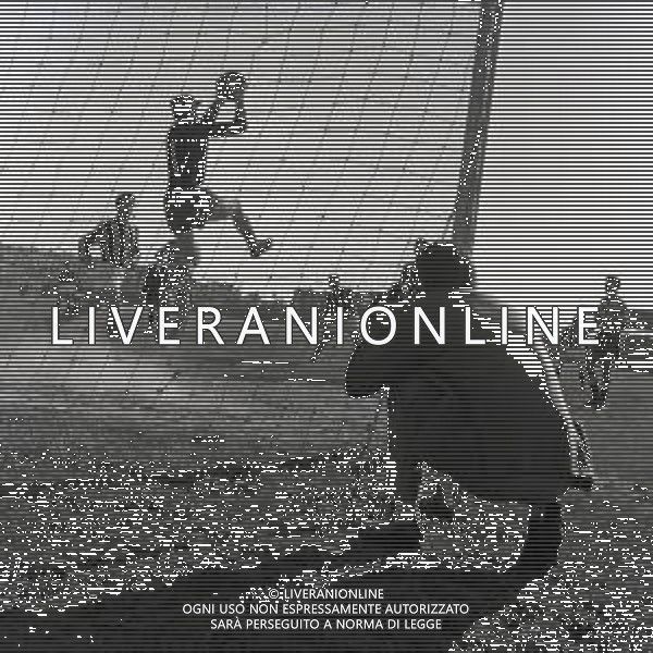 08-05-1955 CAMPIONATO DI CALCIO SERIE A PRO PATRIA UDINESE NELLA FOTO UN FOTOGRAFO SVOLGE LA SUA PROFESSIONE A BORDO CAMPO AG ALDO LIVERANI SAS