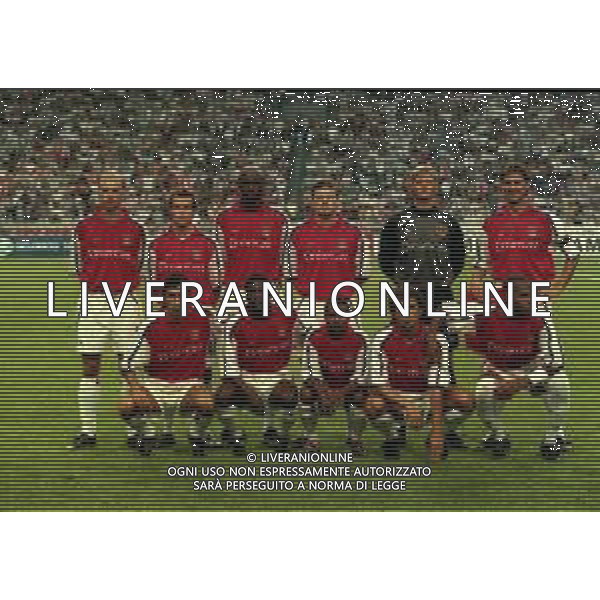 05-08-2000 AMSTERDAM -TORNEO INTERNAZIONALE DI CALCIO AJAX-ARSENAL 2-0 NELLA FOTO FORMAZIONE ARSENAL 2000-2001 AG ALDO LIVERANI SAS