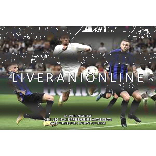 Leroy Sane\' (Bayern Monaco) tra Marcelo Brozovic (Inter) e Milan Skriniar (Inter) Inter vs Bayern Monaco Milano 07-09-2022 Stadio Giuseppe Meazza - San Siro UEFA Champions League fase a gironi gruppo C - 1a giornata foto Roberto Garavaglia/ag. Aldo Liverani sas /AGENZIA ALDO LIVERANI SAS