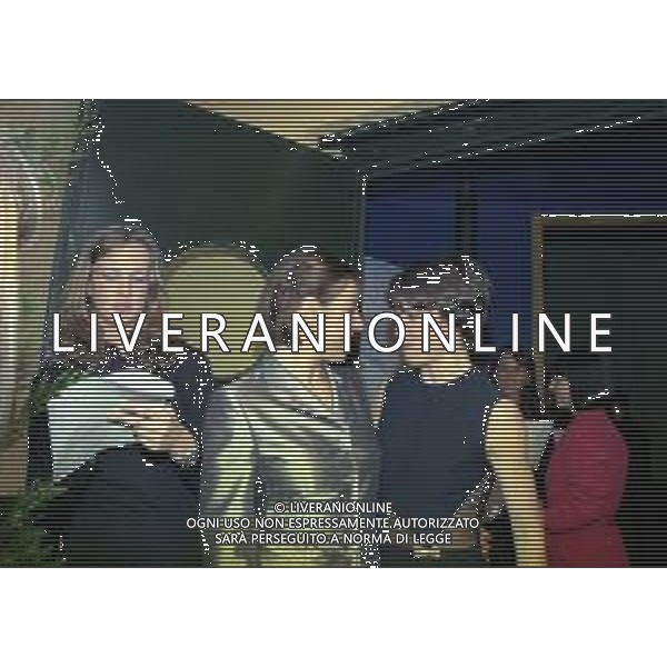 RETROSPETTIVA MANUELA DI CENTA FONDISTA ITALIANA NELLA FOTO MANUELA DI CENTA A MILANO IL GIORNO 09-05-1998 CON DEBORA COMPAGNONI AG ALDO LIVERANI SAS