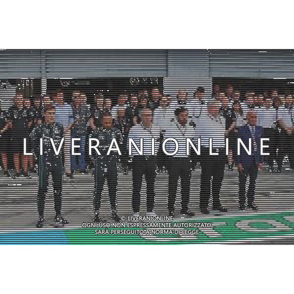 (L to R): George Russell (GBR) Mercedes AMG F1; Lewis Hamilton (GBR) Mercedes AMG F1; Stefano Domenicali (ITA) Formula One President and CEO; Mohammed Bin Sulayem (UAE) FIA President; Ross Brawn (GBR) Managing Director, Motor Sports; and Dr. Angelo Sticchi Damiani (ITA) Aci Csai President, in the pits as a minutes\'s silence is held in memory of Queen Elizabeth II. 09.09.2022. Formula 1 World Championship, Rd 16, Italian Grand Prix, Monza, Italy, Practice Day. - www.xpbimages.com, EMail: requests@xpbimages.com © Copyright: Coates / XPB Images/ AGENZIA ALDO LIVERANI SAS - ITALY ONLY EDITORIAL USE ONLY