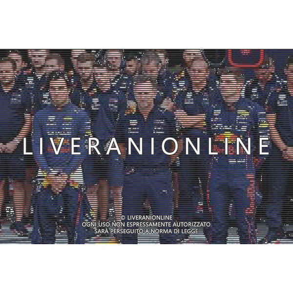 (L to R): Sergio Perez (MEX) Red Bull Racing; Christian Horner (GBR) Red Bull Racing Team Principal; and Max Verstappen (NLD) Red Bull Racing, in the pits as a minute\'s silence is held in memory of Queen Elizabeth II. 09.09.2022. Formula 1 World Championship, Rd 16, Italian Grand Prix, Monza, Italy, Practice Day. - www.xpbimages.com, EMail: requests@xpbimages.com © Copyright: Batchelor / XPB Images/ AGENZIA ALDO LIVERANI SAS - ITALY ONLY EDITORIAL USE ONLY