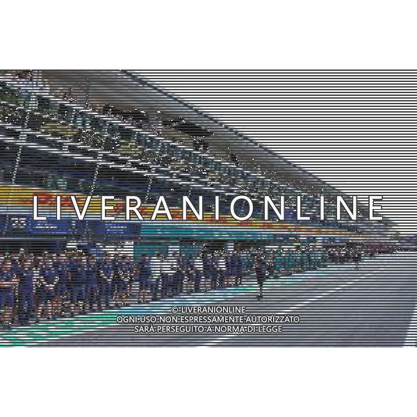 Williams Racing in the pits as a minute\'s silence is held in memory of Queen Elizabeth II. 09.09.2022. Formula 1 World Championship, Rd 16, Italian Grand Prix, Monza, Italy, Practice Day. - www.xpbimages.com, EMail: requests@xpbimages.com © Copyright: Bearne / XPB Images/ AGENZIA ALDO LIVERANI SAS - ITALY ONLY EDITORIAL USE ONLY