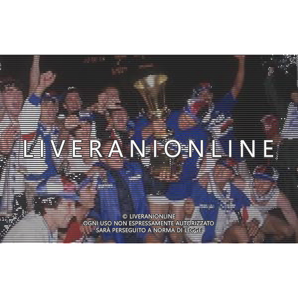 TORINO - SAMPDORIA FINALE RITORNO COPPA ITALIA 18.05.1988 NELLA FOTO L\'ESULTANZA E I FESTEGGIAMENTI DEI GIOCATORI DELLA SAMPDORIA CON IL TROFEO DOPO LA VITTORIA DELLA COPPA STAGIONE 1987/1988 AG ALDO LIVERANI SAS