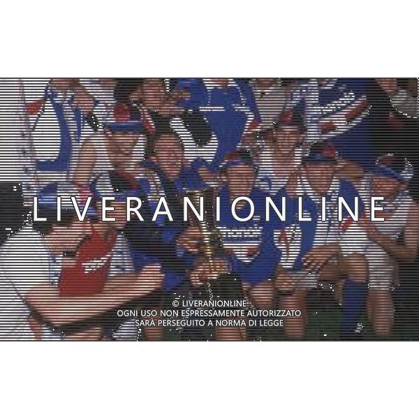 TORINO - SAMPDORIA FINALE RITORNO COPPA ITALIA 18.05.1988 NELLA FOTO L\'ESULTANZA E I FESTEGGIAMENTI DEI GIOCATORI DELLA SAMPDORIA CON IL TROFEO DOPO LA VITTORIA DELLA COPPA STAGIONE 1987/1988 AG ALDO LIVERANI SAS