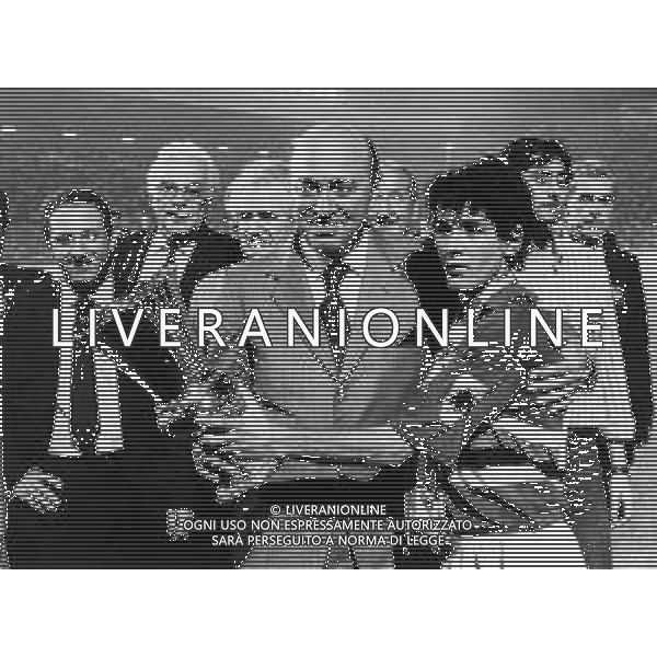 SAMPDORIA - MILAN FINALE RITORNO COPPA ITALIA GENOVA 03.07.1985 - VITTORIA DELLA SAMPDORIA STAGIONE 1984/1985 NELLA FOTO L\'ESULTANZA E I FESTEGGIAMENTI DEL PRESIDENTE PAOLO MANTOVANI E FAUSTO SALSANO CON IL TROFEO A FINE GARA AG ALDO LIVERANI SAS