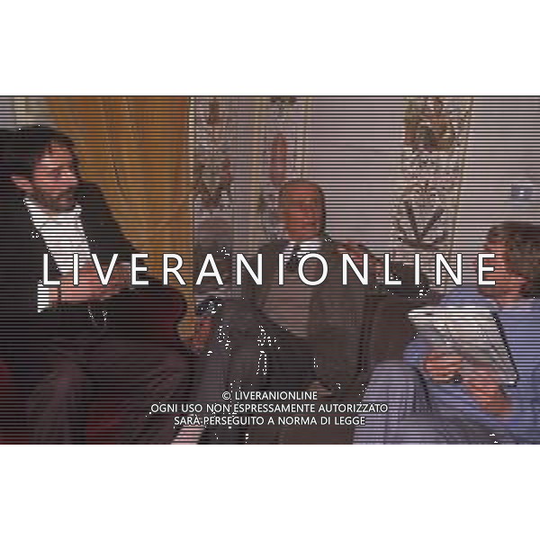 RETROSPETTIVA INDRO MONTANELLI GIORNALISTA E SCRITTORE NELLA FOTO INDRO MONTANELLI AL CIRCOLO DELLA STAMPA DI MILANO INCONTRA GLI ATTENTATORI CHE LO FERIRONO ALLE GAMBE FRANCO BONISOLI E LAURO AZZOLINI IL GIORNO 20-03-1987 AG ALDO LIVERANI SAS 