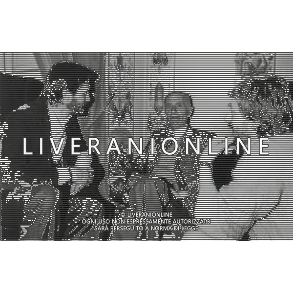 RETROSPETTIVA INDRO MONTANELLI GIORNALISTA E SCRITTORE NELLA FOTO INDRO MONTANELLI AL CIRCOLO DELLA STAMPA DI MILANO INCONTRA GLI ATTENTATORI CHE LO FERIRONO ALLE GAMBE FRANCO BONISOLI E LAURO AZZOLINI IL GIORNO 20-03-1987 AG ALDO LIVERANI SAS 