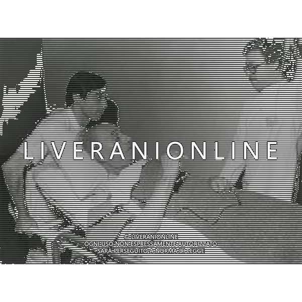 RETROSPETTIVA INDRO MONTANELLI GIORNALISTA E SCRITTORE NELLA FOTO INDRO MONTANELLI FERITO DALLE BRIGATE ROSSE ALLE GAMBE AI GIARDINI PUBBLICI DI VIA MANIN IL GIORNO 03-06-1977 L\'ARRIVO IN OSPEDALE AG ALDO LIVERANI SAS 