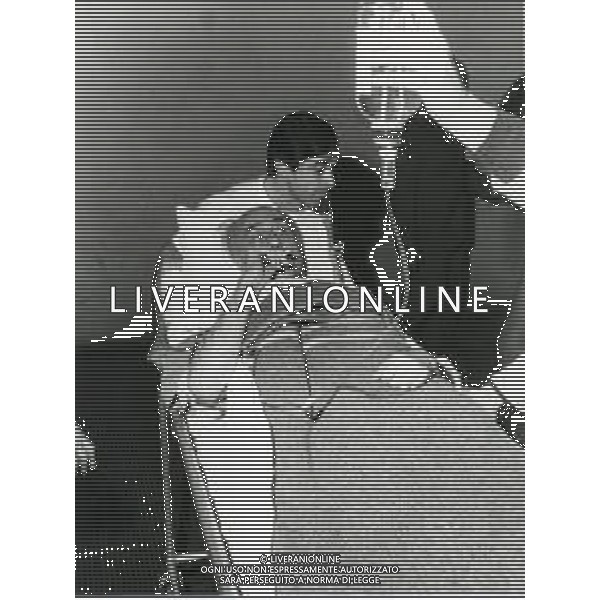 RETROSPETTIVA INDRO MONTANELLI GIORNALISTA E SCRITTORE NELLA FOTO INDRO MONTANELLI FERITO DALLE BRIGATE ROSSE ALLE GAMBE AI GIARDINI PUBBLICI DI VIA MANIN IL GIORNO 03-06-1977 L\'ARRIVO IN OSPEDALE AG ALDO LIVERANI SAS 