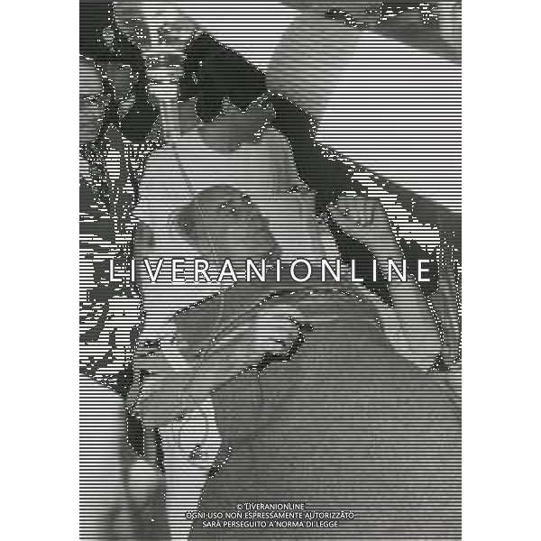 RETROSPETTIVA INDRO MONTANELLI GIORNALISTA E SCRITTORE NELLA FOTO INDRO MONTANELLI FERITO DALLE BRIGATE ROSSE ALLE GAMBE AI GIARDINI PUBBLICI DI VIA MANIN IL GIORNO 03-06-1977 L\'ARRIVO IN OSPEDALE AG ALDO LIVERANI SAS 