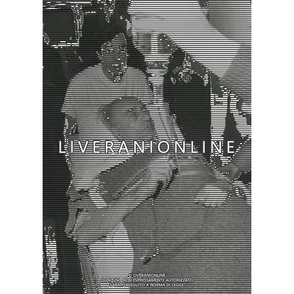 RETROSPETTIVA INDRO MONTANELLI GIORNALISTA E SCRITTORE NELLA FOTO INDRO MONTANELLI FERITO DALLE BRIGATE ROSSE ALLE GAMBE AI GIARDINI PUBBLICI DI VIA MANIN IL GIORNO 03-06-1977 L\'ARRIVO IN OSPEDALE AG ALDO LIVERANI SAS 