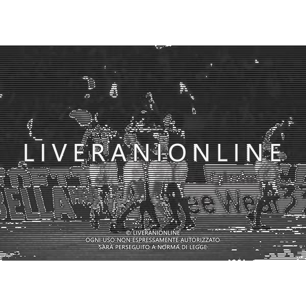 09-04-1986 PISA SEMIFINALE DI ANDATA QUALIFICAZIONI EUROPEI ITALIA UNDER 21-INGHILTERRA 2-0 NELLA FOTO ABBRACCI GIOCATORI NAZIONALE DOPI IL GOAL AG ALDO LIVERANI SAS
