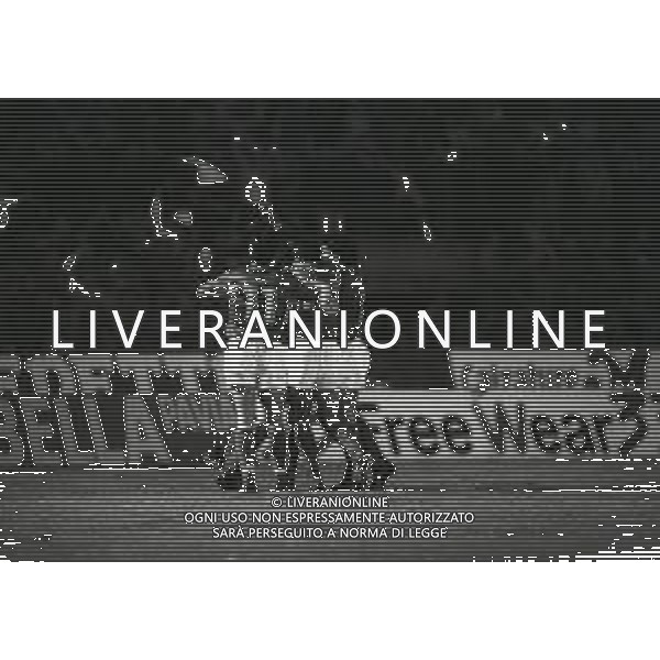09-04-1986 PISA SEMIFINALE DI ANDATA QUALIFICAZIONI EUROPEI ITALIA UNDER 21-INGHILTERRA 2-0 NELLA FOTO ABBRACCI GIOCATORI NAZIONALE DOPI IL GOAL AG ALDO LIVERANI SAS