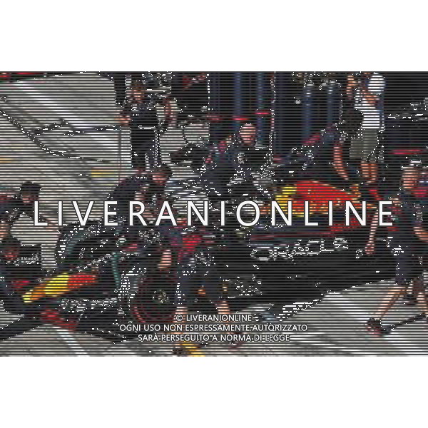 Max Verstappen (NLD) Red Bull Racing RB18 in the pits. 10.09.2022. Formula 1 World Championship, Rd 16, Italian Grand Prix, Monza, Italy, Qualifying Day. - www.xpbimages.com, EMail: requests@xpbimages.com © Copyright: Coates / XPB Images / AGENZIA ALDO LIVERANI SAS - ITALY ONLY EDITORIAL USE ONLY
