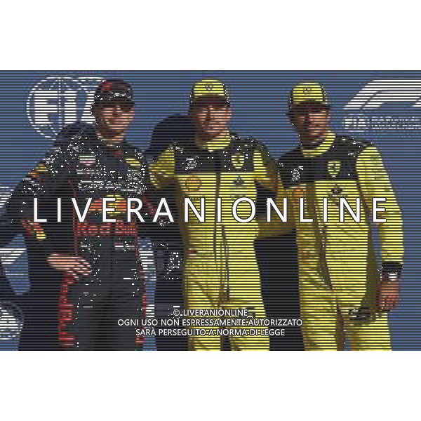 Pole sitter Charles Leclerc (MON) Ferrari celebrates in qualifying parc ferme with second placed Max Verstappen (NLD) Red Bull Racing and Carlos Sainz Jr (ESP) Ferrari in third. 10.09.2022. Formula 1 World Championship, Rd 16, Italian Grand Prix, Monza, Italy, Qualifying Day. - www.xpbimages.com, EMail: requests@xpbimages.com ¬© Copyright: Batchelor / XPB Images / AGENZIA ALDO LIVERANI SAS - ITALY ONLY EDITORIAL USE ONLY