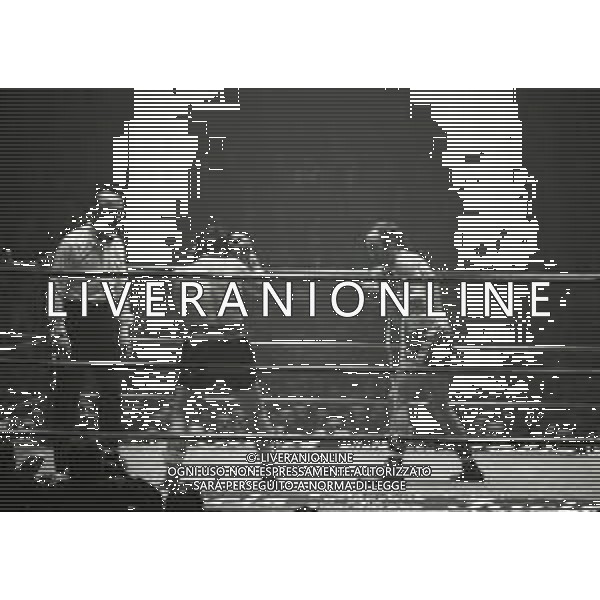 17-02-1974 INCONTRO DI BOXE BRUNO ARCARI-ANTONIO ORTIZ NELLA FOTO L\'INCONTRO DI BOXE TRA BRUNO ARCARI E ANTONIO ORTIZ AG ALDO LIVERANI SAS