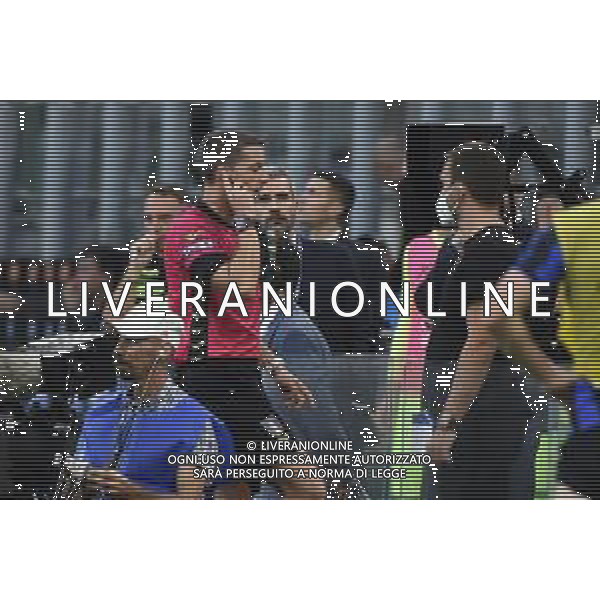 l\'arbitro Giovanni Ayroldi di Molfetta (BA) rivede al VAR l\'espulsione di Antonio Sanabria (Torino) e la converte in ammonizione Inter vs Torino Milano 10-09-2022 Stadio Giuseppe Meazza - San Siro Campionato Serie A TIM - 6a giornata foto Roberto Garavaglia/ag. Aldo Liverani sas/ AGENZIA ALDO LIVERANI SAS