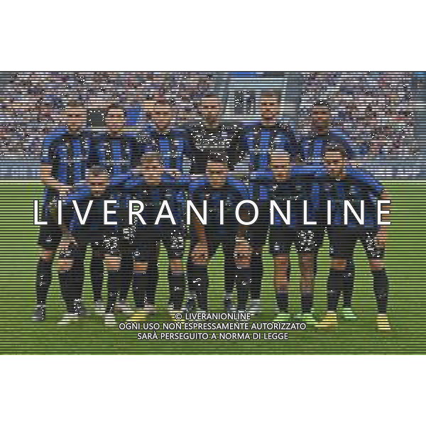 la formazione dell\'Inter, in piedi da SX Milan Skriniar, Matteo Darmian, Stefan de Vrij, Samir Handanovic, Edin Dzeko e Denzel Dumfries; in basso da SX Marcelo Brozovic, Nicolo\' Barella, Lautaro Martinez, Federico Dimarco e Hakan Calhanoglu Inter vs Torino Milano 10-09-2022 Stadio Giuseppe Meazza - San Siro Campionato Serie A TIM - 6a giornata foto Roberto Garavaglia/ag. Aldo Liverani sas