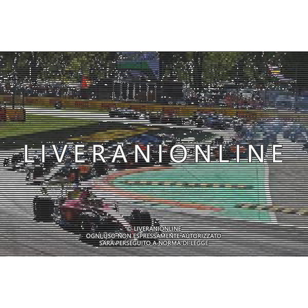 Charles Leclerc (MON) Ferrari F1-75 leads at the start of the race. 11.09.2022. Formula 1 World Championship, Rd 16, Italian Grand Prix, Monza, Italy, Race Day. - www.xpbimages.com, EMail: requests@xpbimages.com © Copyright: Batchelor / XPB Images/AGENZIA ALDO LIVERANI SAS - ITALY ONLY EDITORIAL USE ONLY