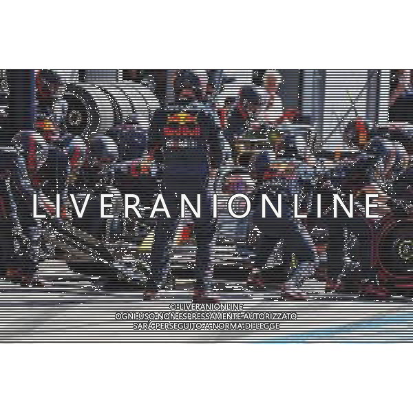 Max Verstappen (NLD) Red Bull Racing RB18 makes a pit stop. 11.09.2022. Formula 1 World Championship, Rd 16, Italian Grand Prix, Monza, Italy, Race Day. - www.xpbimages.com, EMail: requests@xpbimages.com © Copyright: Bearne / XPB Images/AGENZIA ALDO LIVERANI SAS - ITALY ONLY EDITORIAL USE ONLY