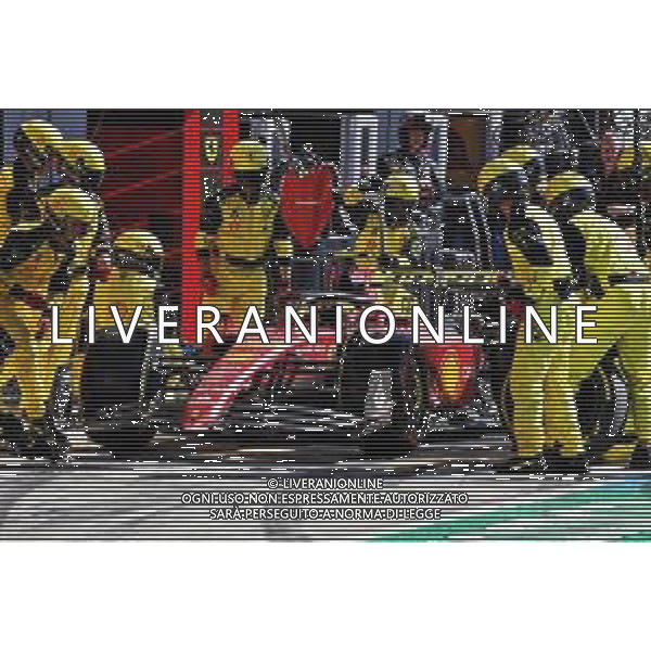 Carlos Sainz Jr (ESP) Ferrari F1-75 makes a pit stop. 11.09.2022. Formula 1 World Championship, Rd 16, Italian Grand Prix, Monza, Italy, Race Day. - www.xpbimages.com, EMail: requests@xpbimages.com © Copyright: Bearne / XPB Images/AGENZIA ALDO LIVERANI SAS - ITALY ONLY EDITORIAL USE ONLY