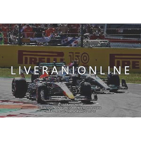 Max Verstappen (NLD) Red Bull Racing RB18 and George Russell (GBR) Mercedes AMG F1 W13 battle for position. 11.09.2022. Formula 1 World Championship, Rd 16, Italian Grand Prix, Monza, Italy, Race Day. - www.xpbimages.com, EMail: requests@xpbimages.com © Copyright: Batchelor / XPB Images/AGENZIA ALDO LIVERANI SAS - ITALY ONLY EDITORIAL USE ONLY