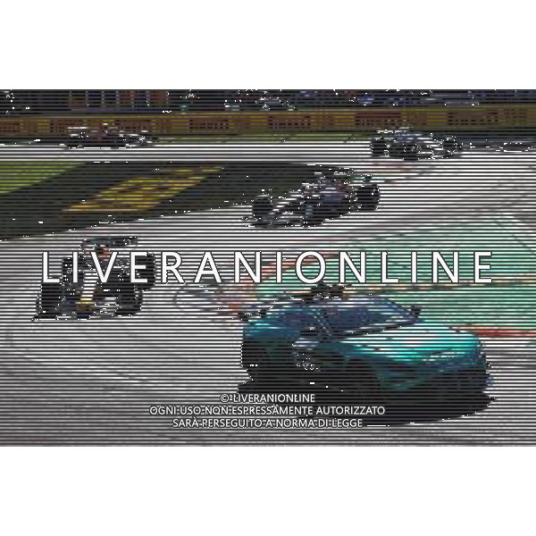 Max Verstappen (NLD) Red Bull Racing RB18 leads behind the Aston Martin FIA Safety Car. 11.09.2022. Formula 1 World Championship, Rd 16, Italian Grand Prix, Monza, Italy, Race Day. - www.xpbimages.com, EMail: requests@xpbimages.com © Copyright: Batchelor / XPB Images/AGENZIA ALDO LIVERANI SAS - ITALY ONLY EDITORIAL USE ONLY