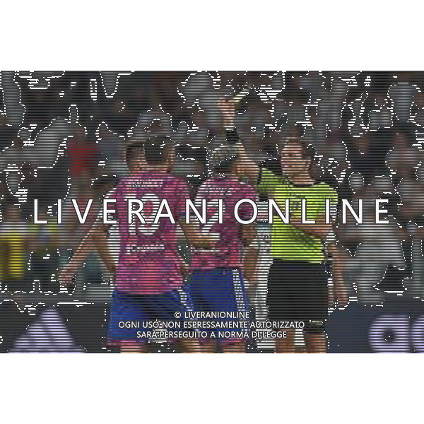 Torino 11.09.2022 Allianz Stadium © Manuela Viganti/Agenzia Aldo Liverani Juventus vs Salernitana Campionato Calcio Serie A TIM 2022/2023 6a giornata Nella foto: Arbitro: MATTEO MARCENARO con il cartellino giallo per ammonizione Leandro Paredes /AGENZIA ALDO LIVERANI SAS