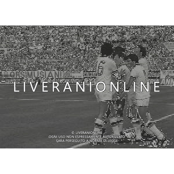 28-09-1980 BOLOGNA CAMPIONATO DI CALCIO SERIE A BOLOGNA-ROMA 1-1 NELLA FOTO ABBRACCI GIOCATORI ROMA DOPO IL GOAL DI ROBERTO PRUZZO AG ALDO LIVERANI SAS