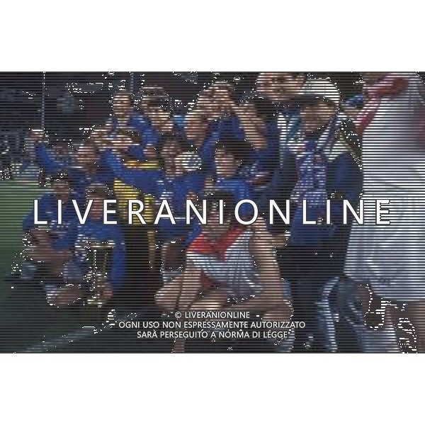 20-04-1994 GENOVA FINALE DI RITORNO COPPA ITALIA SAMPDORIA-ANCONA 6-1 NELLA FOTO ESULTANZA E FESTEGGIAMENTI A FINE GARA DEI GIOCATORI DELLA SAMPDORIA PER LA VITTORIA DEL TROFEO AG ALDO LIVERANI SAS