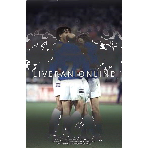 20-04-1994 GENOVA FINALE DI RITORNO COPPA ITALIA SAMPDORIA-ANCONA 6-1 NELLA FOTO ESULTANZA ABBRACCIO RUUD GULLIT E ATTILIO LOMBARDO AG ALDO LIVERANI SAS