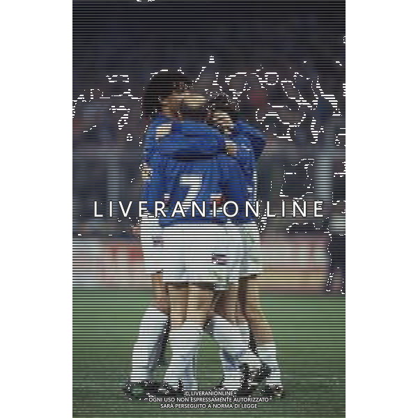 20-04-1994 GENOVA FINALE DI RITORNO COPPA ITALIA SAMPDORIA-ANCONA 6-1 NELLA FOTO ESULTANZA DOPO GOL ATTILIO LOMBARDO CON RUUD GULLIT AG ALDO LIVERANI SAS