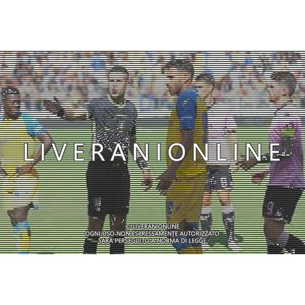 Frosinone vs Palermo Campionato di Serie B - 6 Giornata Stadio B. Stirpe - Frosinone 17-09-2022 nella foto arbitro Giua sospende momentaneamente la gara per i palloncini in campo gettati dai tifosi del Palermo ©Federico Gaetano/AGENZIA ALDO LIVERANI SAS