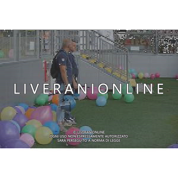 Frosinone vs Palermo Campionato di Serie B - 6 Giornata Stadio B. Stirpe - Frosinone 17-09-2022 nella foto I tifosi del Palermo gettano palloncini in campo - l\'arbitro Giua sospende momentaneamente la gara ©Federico Gaetano/AGENZIA ALDO LIVERANI SAS