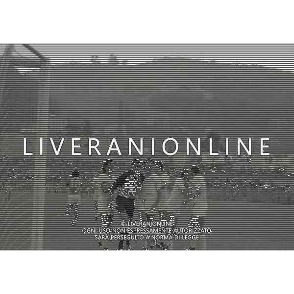 03-10-1982 COMO-CAMPIONATO DI CALCIO SERIE B COMO-CREMONESE 0-0 NELLA FOTO RIGORE SBAGLIATO DA GIANFRANCO MATTEOLI ABBRACCI GIOCATORI CREMONESE AG ALDO LIVERANI SAS