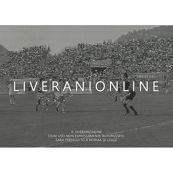 03-10-1982 COMO-CAMPIONATO DI CALCIO SERIE B COMO-CREMONESE 0-0 NELLA FOTO AZIONE DI GIOCO AG ALDO LIVERANI SAS