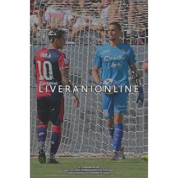 17-9-2022. Cagliari Calcio-S.S.C. Bari. 6° giornata serie BKT 2022/2023, stadio Unipol Domus Cagliari. Foto salvatore Moi/Aldo Liverani s.a.s. Nella foto: Nicolas Viola Cagliari, Elia Caprile Bari ©MOI/AGENZIA ALDO LIVERANI SAS