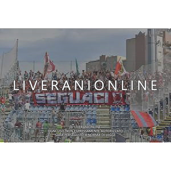 17-9-2022. Cagliari Calcio-S.S.C. Bari. 6° giornata serie BKT 2022/2023, stadio Unipol Domus Cagliari. Foto salvatore Moi/Aldo Liverani s.a.s. Nella foto: Tifofi del Bari in trasferta, nel settore ospiti dello stadio Unipol Domus di Cagliari. ©MOI/AGENZIA ALDO LIVERANI SAS