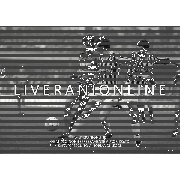 12-02-1989 VERONA CAMPIONATO DI CALCIO SERIE A VERONA-JUVENTUS 2-0 NELLA FOTO MARCO PACIONE-ROBERTO TRICELLA E LUCIANO FAVERO AG ALDO LIVERANI SAS